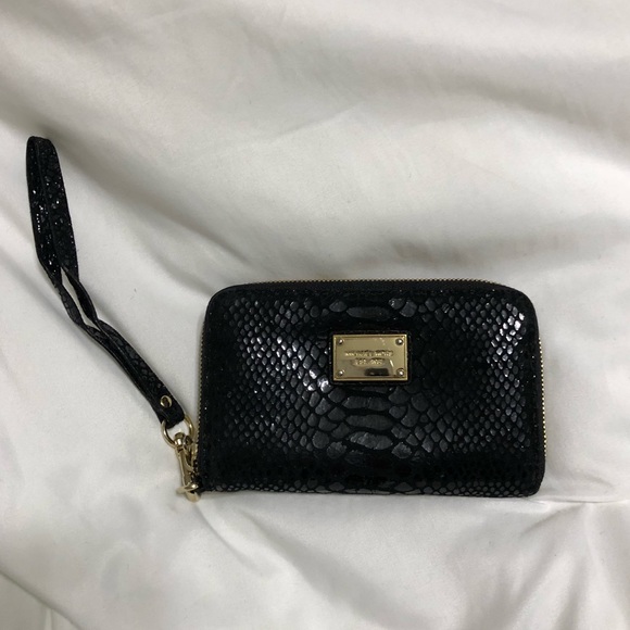 Michael Kors Black Snakeskin W/GH Wristlet - Picture 3 of 8